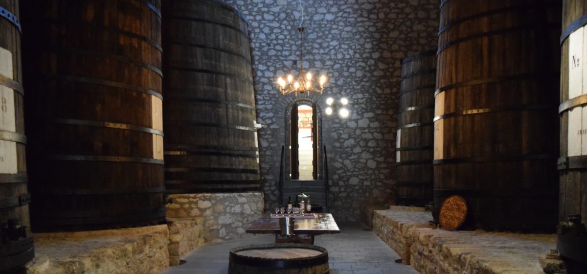 Samos Şarap Müzesi'ndeki Devasa Meşe Tankların Bulunduğu Oda