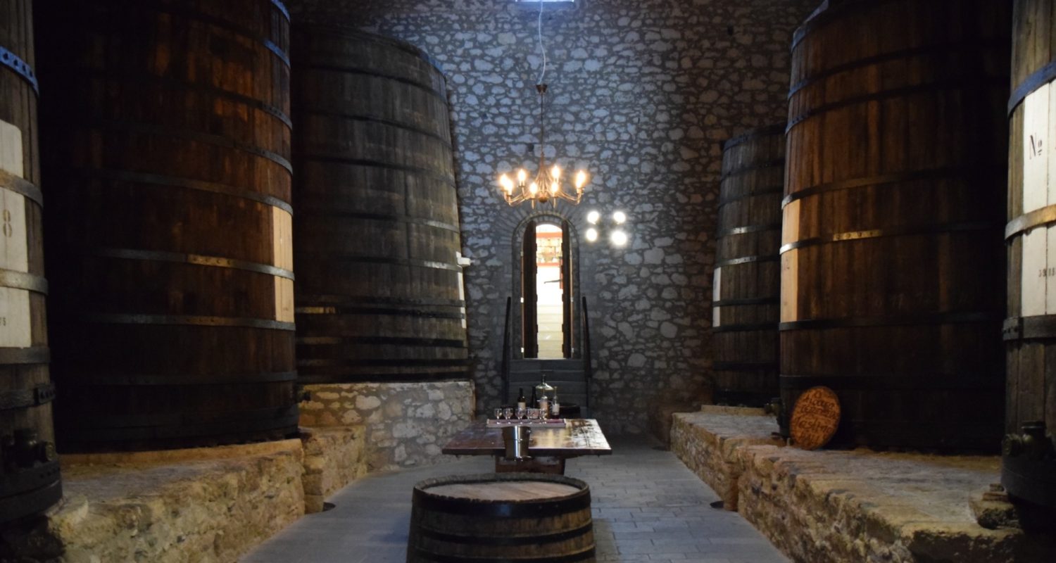 Samos Şarap Müzesi'ndeki Devasa Meşe Tankların Bulunduğu Oda